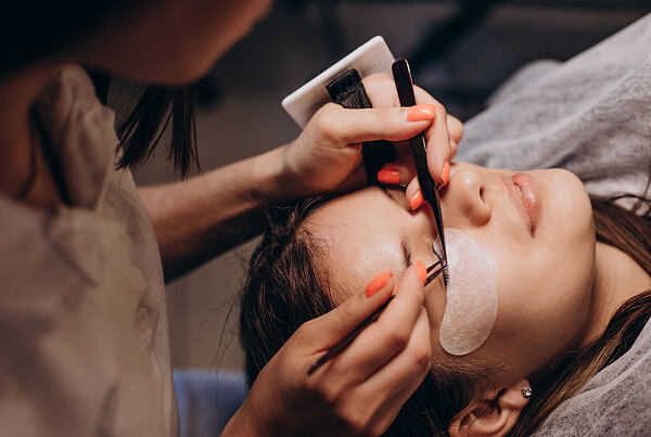 Kvalitní podložky pod oči jsou v lash stylingu základ